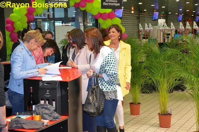 Les images de la dégustation réservée aux femmes de l'Intermarché de Cognac