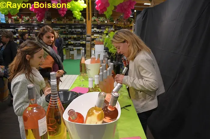 Les images de la dégustation réservée aux femmes de l'Intermarché de Cognac