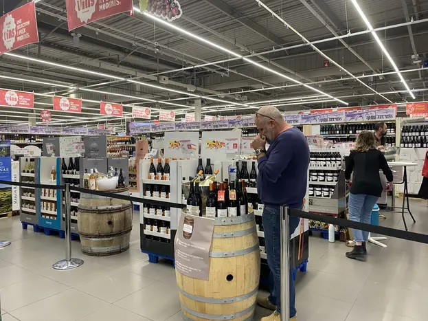 Le magasin a choisi de rassembler les entreprises participantes à la soirée sur le lieu de la foire aux vins, située à l'entrée du point de vente