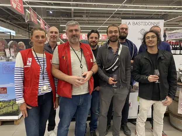 Christophe Alonzo (au centre), responsable du rayon liquides et ses équipes, ont organisé cette soirée à laquelle une centaine de personnes s'éta