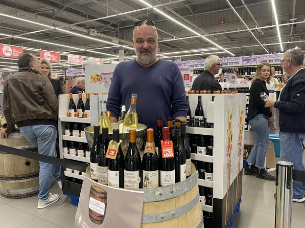Philippe Vigne, qui se présente comme négociant de campagne, élabore, en partenariat avec des vignerons de la région, une gamme étendue de côtes