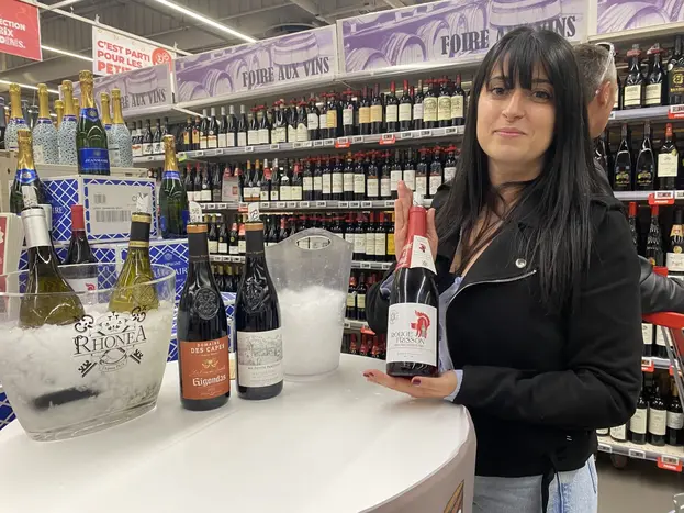 Marine Picazo, responsable commerciale GMS de Rhonéa, présente la gamme de la cave coopérative. Elle est venue avec les dernières nouveautés de l