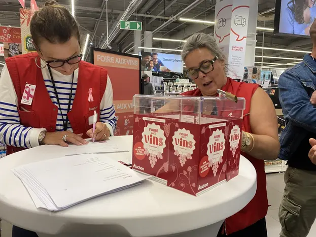 Les participants à la soirée ont eu la possibilité de jouer à une tombola. Le magasin a demandé leurs coordonnées à chacun d'entre eux, pour av