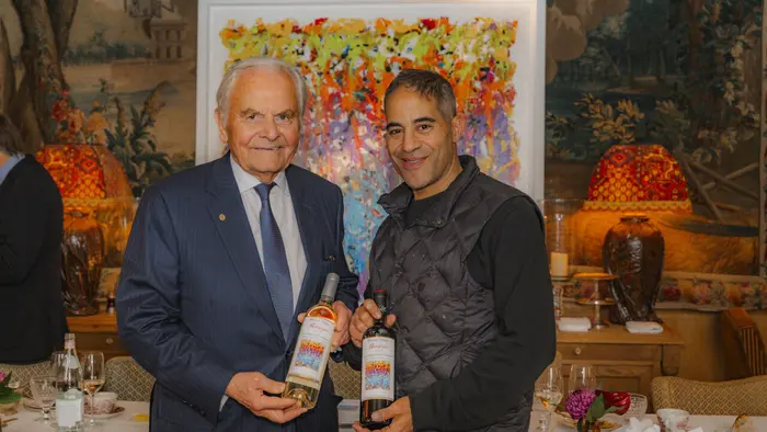 Bernard Magrez (à gauche) a présenté à la presse sa nouvelle gamme Bordeaux 12 avec l'artiste Jo