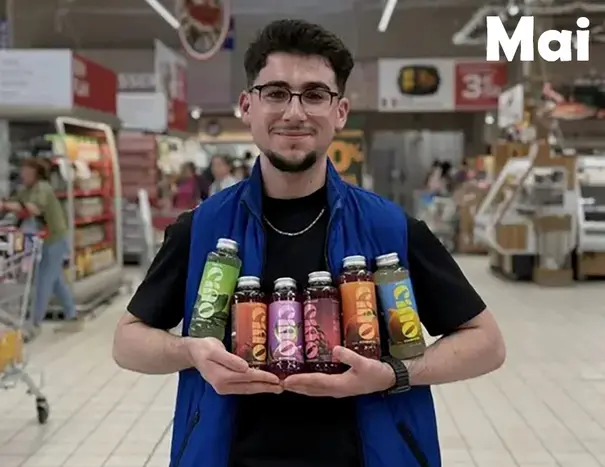 Carrefour ouvre ses portes au kombucha de Squeezie. L'un des créateurs de contenus sur internet les plus influents en France lance sa marque Ciao. To