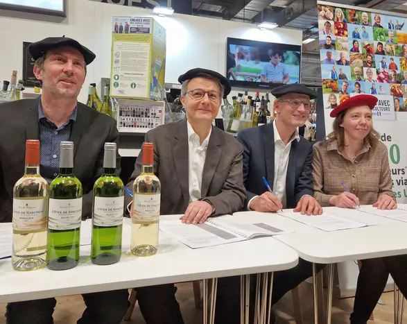 Les équipes de U et de Plaimont signent en ensemble le premier contrat filière viticole. De gauche à droite sur la photo : Olivier Dabadie (prés