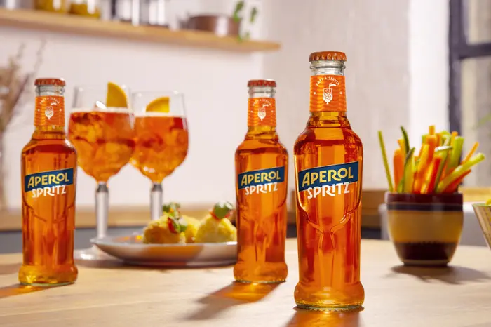 Aperol Spritz prêt-à-boire se consomme avec des glaçons et une tranche d’orange.