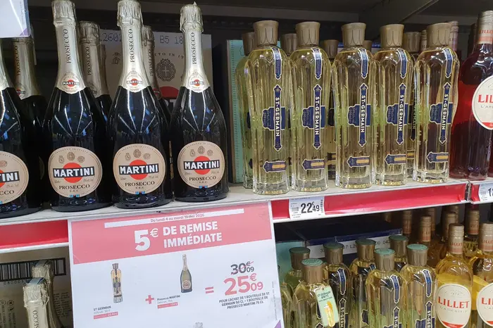St-Germain et Martini main dans la main sur une opération promotionnelle chez Carrefour.