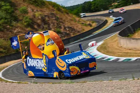 La caravane Orangina lors de l'étape 10 du Tour de France 2025.