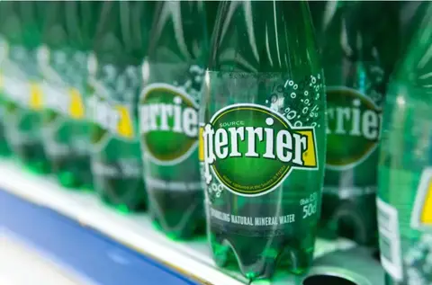 Perrier autorisée par le tribunal de Nanterre à commercialiser ses eaux sous l'appellation "eau minérale naturelle".