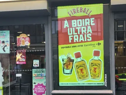 Une vague d’affichage a eu lieu sur les façades des Carrefour City pour accompagner le lancement du format 5 cl de Fireball.