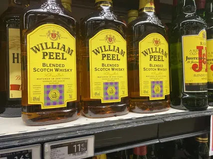 Dans cet Intermarché situé près d'Avignon, les références 70 cl et litre de William Peel ont fait leur retour en rayon.