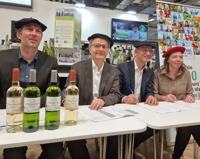 Les équipes de U et de Plaimont signent en ensemble le premier contrat filière viticole. De gauche à droite sur la photo : Olivier Dabadie (prés