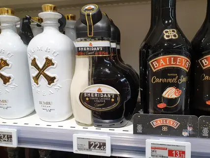 Certains points de vente proposent la liqueur Sheridan's dans leur rayon.