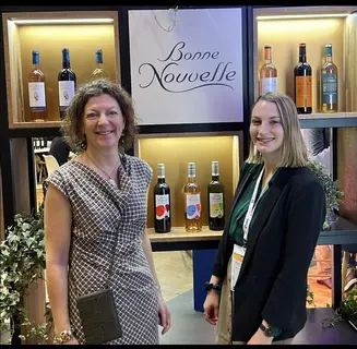 Caroline Galmard (à gauche), responsable communication chez Cordier et Camille Huarté-Lesaint, responsable marketing au salon Wine Paris 2026