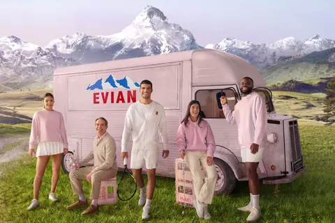 Evian célèbre 200 ans d'histoire en s'associant notamment à l'artiste Jeff Koons.