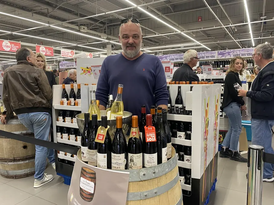 Philippe Vigne, qui se présente comme négociant de campagne, élabore, en partenariat avec des vignerons de la région, une gamme étendue de côtes
