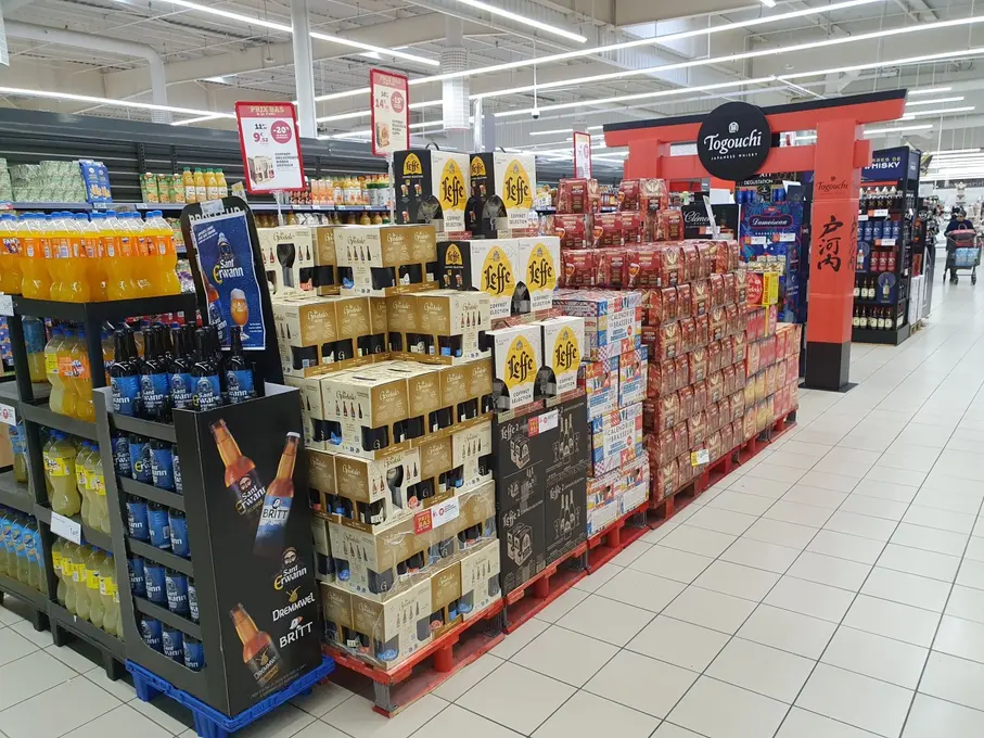Dans ce magasin Hyper U situé à Châteaugiron (35), la foire aux alcools s'étend sur une large allée située entre le rayon boissons sans alcool e