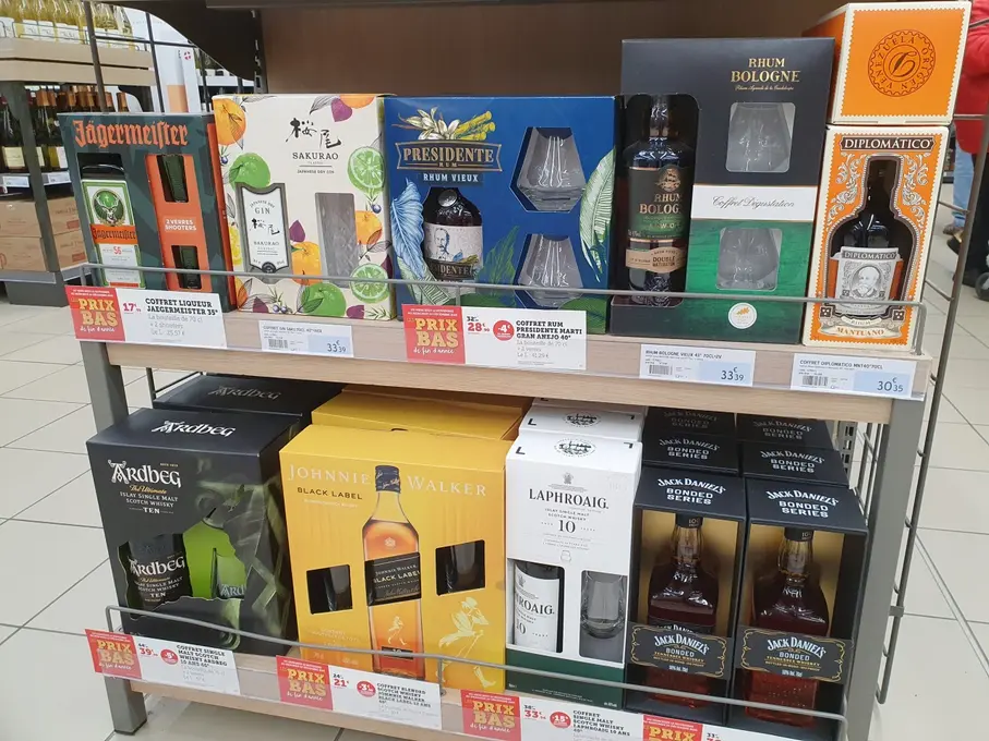 Qui dit opération de fin d'année dit coffrets. Ce magasin en a référencé un grand nombre, que ce soit du côté des whiskies (Johnnie Walker, Ard